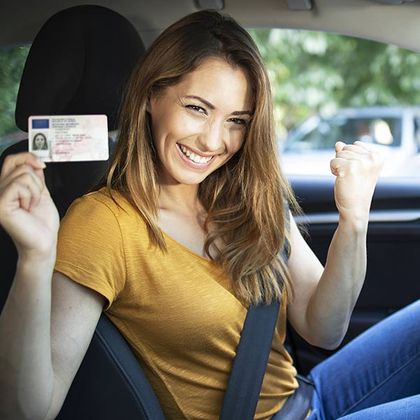 Frau mit Führerschein freut sich
